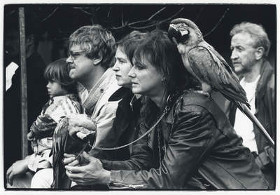 109303 Afbeelding van een vrouw met twee papegaaien tijdens de manifestatie Kleurrijk Utrecht op het Lepelenburg te Utrecht.